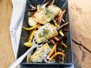 Gegrillter Alaska-Kabeljau mit Wurzelgemüse aus dem Ofen Rezept