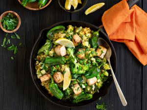 Grüne Paella mit Tofu, Bratpaprika, Erbsen und Zucchini Rezept