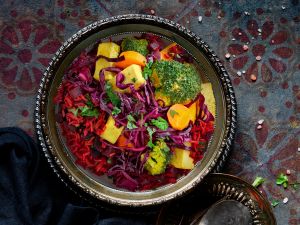 Gemüse-Tofu-Curry mit Rotkohlstreifen und Rote-Bete-Reis Rezept