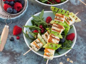 Grillspießchen auf Rucola-Beeren-Salat Rezept