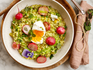 Grünes Risotto mit glasierten Radieschen und pochiertem Ei Rezept