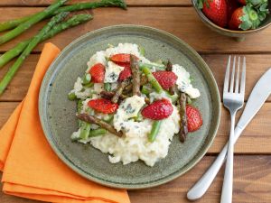 Grünes Spargel-Risotto mit Blauschimmelkäse und Erdbeeren Rezept