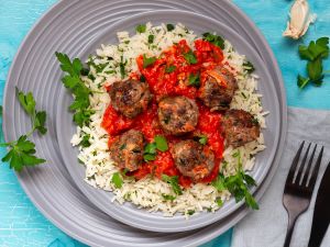 Hack-Kräuter-Bällchen mit scharfer Ratatouillesauce und Reis Rezept