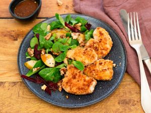 Hähnchenschnitzel in Kokos-Nuss-Kruste auf Feldsalat Rezept