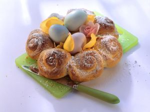 Buttermilch Hefekranz Rezept EAT SMARTER Buttermilch Hefekranz Rezept EAT SMARTER