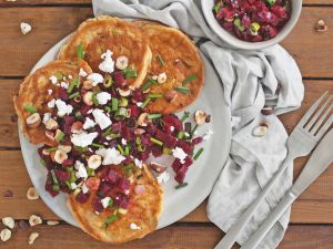Herzhafte Reis-Pfannkuchen mit Roter Bete, Feta und Haselnüssen Rezept