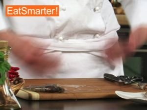 Wie Sie Garnelen richtig schälen und putzen