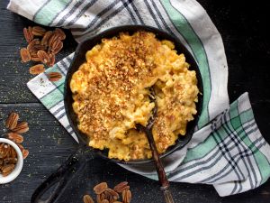 Käse-Makkaroni mit Pekannuss-Bröseln Rezept