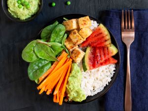 Kamalis-Reis-Bowl mit Tempeh, Erbsenmus und Wassermelone Rezept