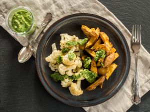 Kartoffeln und Blumenkohl aus dem Ofen mit Bärlauch-Pesto Rezept