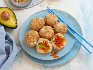 Knusprige Sesam-Reis-Bällchen gefüllt mit Möhren und Avocado Rezept