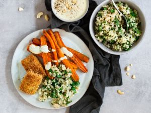 Knuspriger Tofu mit Kokospanade auf Korianderreis mit Cashewsauce Rezept