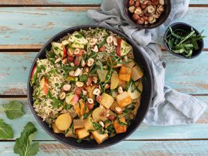 Kohlrabi-Tofu-Curry mit Kräuter-Apfel-Reis und Haselnüssen Rezept