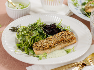 Lachs mit Sonnenblumenkern-Senf-Kruste, Kräutersauce und schwarzem Reis Rezept