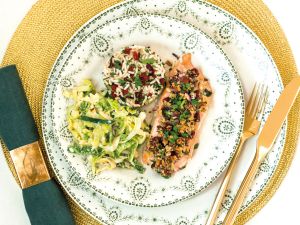 Lachsfilet mit Nusskruste auf Wildreis und Wirsing-Lauch-Gemüse Rezept