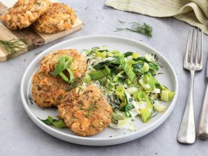 Lachsfrikadellen auf Lauchgemüse Rezept