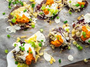 Lila Kartoffeln vom Blech mit Käse und rotem Pesto Rezept