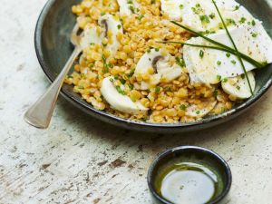 Linsen-Champignon-Bowl mit Ziegenkäse Rezept
