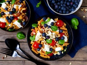Linsennudel-Salat mit Mozzarella und Heidelbeeren Rezept