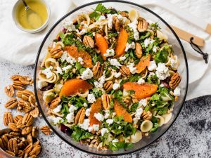 Mediterraner Pastasalat mit Pekannüssen Rezept