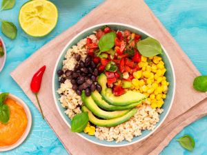 Mexico-Reis-Bowl mit Paprika-Salsa und Joghurt-Ratatouille-Sauce mit Curry Rezept