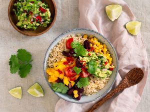Mexiko-Bowl mit Reis, Mais, Bohnen und Guacamole Rezept