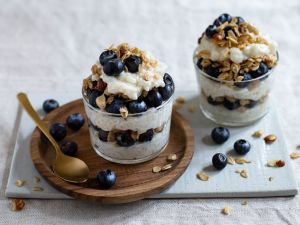 Milchreis-Trifle mit Heidelbeeren und Haferflocken-Crumble Rezept