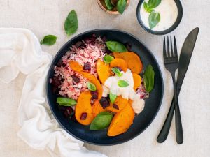 Ofenkürbis auf Rote-Bete-Reis-Pfanne und Parmesan-Sauce Rezept
