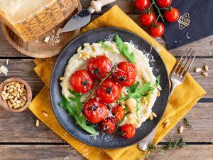 Ofentomaten auf Grana-Padano-Sellerie-Creme mit Rucola und Pinienkernen Rezept