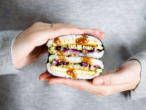 Onigirazu mit Sushi-Reis, mariniertem Rettich, Salatgurke und Tofu Rezept