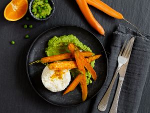 Orangen-Ofenmöhren auf Erbsenpüree mit Kamalis-Reis Rezept