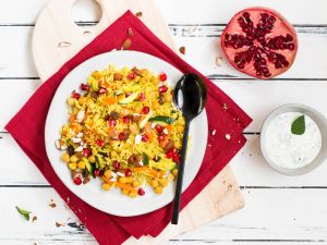 Orientalische Reis-Gemüse-Pfanne mit Kichererbsen und Minzdip Rezept