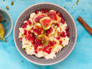 Orientalischer Milchreis mit Granatapfelkernen, Pistazien und Feigen Rezept