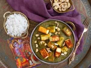 Paneer mit Mangold, Basmati-Reis und Cashewkernen Rezept