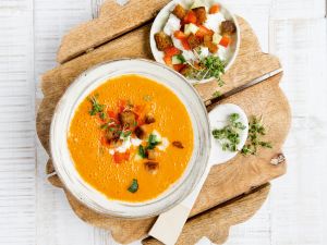 Paprika-Gazpacho mit Pfirsich und Feta Rezept