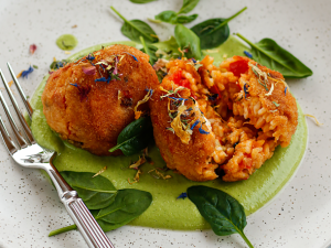 Paprika-Reisbällchen mit grüner Sauce Rezept