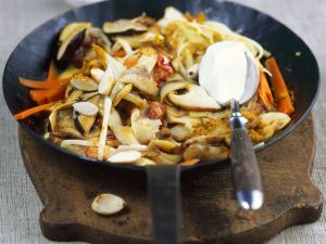 Pilz-Gemüse-Pfanne mit Mandeln Rezept