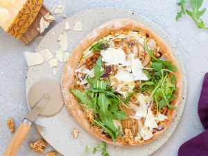 Pizza mit Fenchel, Birne, Walnüssen, Grana Padano und Rucola Rezept