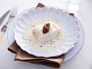 Pochiertes Skreiﬁlet mit Chili-Limetten-Sauce und Tapenade Rezept