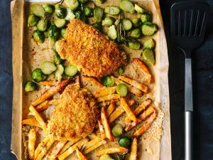 Putenschnitzel mit Rosenkohl und Kartoffel-Käse-Stiften Rezept