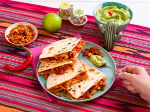 Quesadillas mit Burrito-Reis-Füllung, Pulled Chicken und Guacamole Rezept