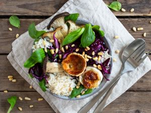 Reis-Bowl mit Rotkohlsalat, Feldsalat, Kräuterseitlingen und gebackenem Ziegenkäse Rezept