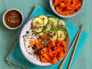 Reis-Bowl mit veganem Möhrenlachs und Sesam-Chili-Dressing Rezept