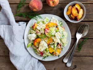 Reis-Fenchel-Salat mit Burrata, gebratenen Pfirsichen und frischen Kräutern Rezept