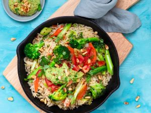Reis-Gemüse-Pfanne mit Avocado-Limetten-Pesto Rezept