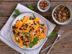 Reis-Linsen-Salat mit Möhren, Spitzkohl und Haselnuss-Dressing Rezept