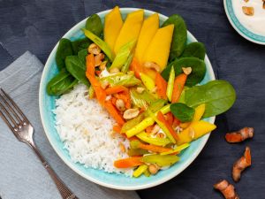 Reisbowl mit Kurkumagemüse, Babyspinat, Erdnussdip und Mango Rezept