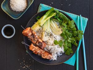 Reisbowl mit Lachs-Yakitori-Spießen Rezept