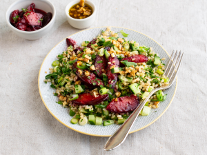 Kräuter-Reis-Salat mit karamellisierten Pflaumen und Walnuss-Dressing Rezept