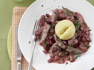 Rindfleischgeschnetzeltes mit Schmand und Rote Bete Rezept
